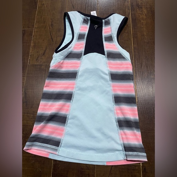 Ivivva Handspring with Heart tank size 10 - Picture 2 of 5
